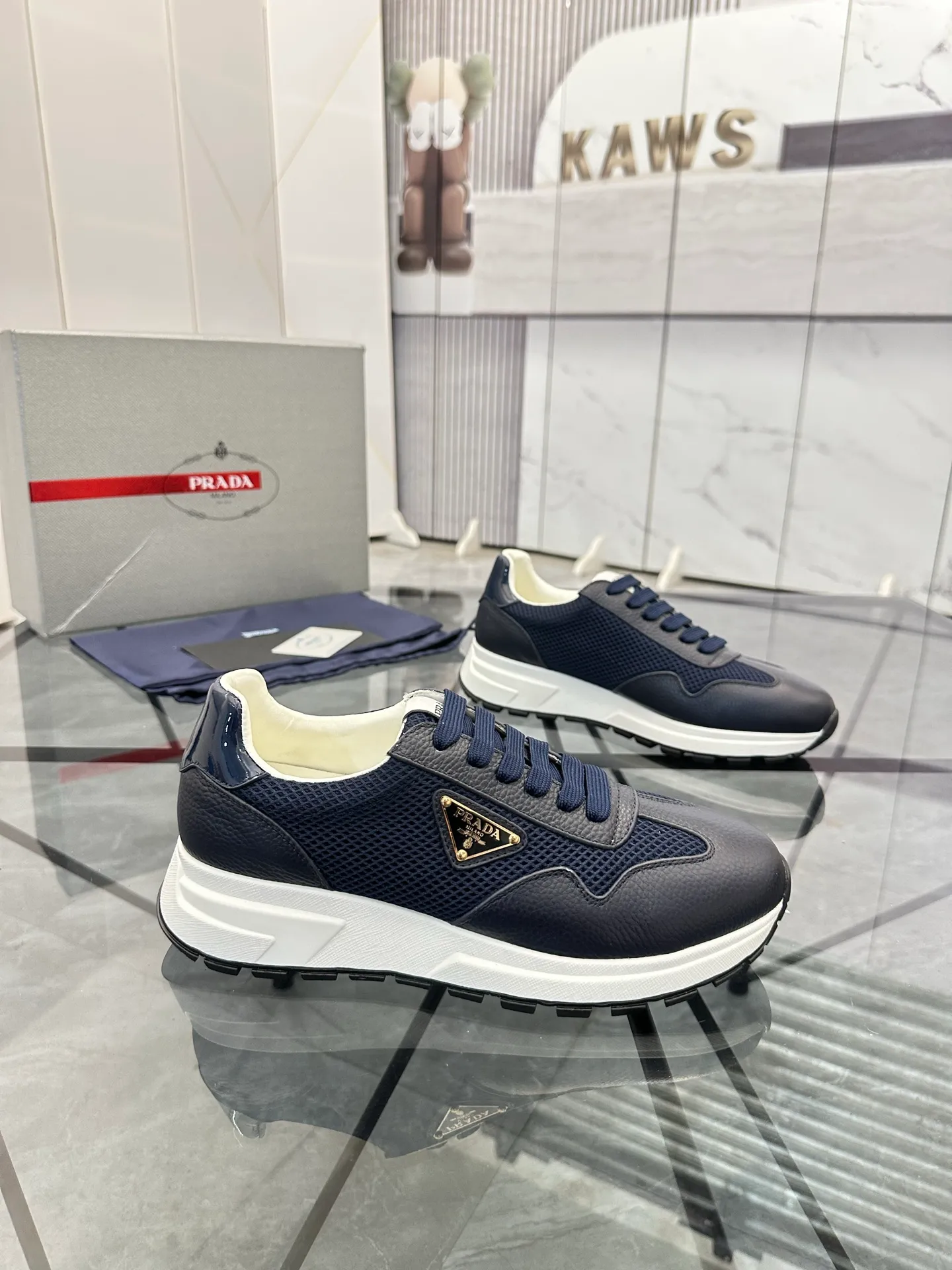 Men's shoes: 💰P600¥ High-end top quality Product trademark: Prada *"Prada*" low-top casual shoes Regular size: 38-45 (can be customized to 46) Product materials: imported first-layer cowhide stitching original material on the upper, water-dyed cowhide lining, cowhide foot pads, original outsole. No.: 001